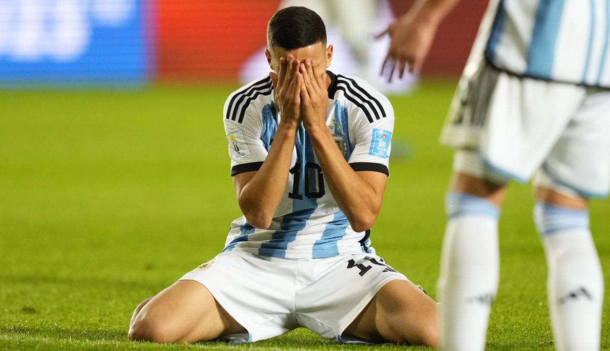 Pemain Timnas Argentina, Valentin Carboni, menutup wajahnya setelah ditaklukkan Nigeria pada laga babak 16 besar Piala Dunia U-20 di Stadion Bicentenario, Argentina, Rabu (31/5/2023). Argentina menyerah dua gol tanpa balas. (AP Photo/Natacha Pisarenko)