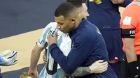 Lionel Messi dan Kylian Mbappe dalam Final Piala Dunia Argentina vs Prancis. (AP Photo/Christophe Ena)