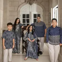 Nia Ramadhani dan keluarga baju lebaran. [@geulis.id]