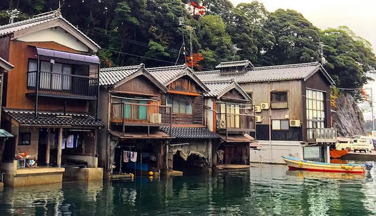 Hanya saja jangan berharap ada budaya barat atau modern di sini. Sebab, daerah yang terletak di Kyoto ini sebenarnya biasa dikenal sebagai 'Desa Perahu' yang ditinggali oleh penduduk asli di 230 rumah perahu. (mymodernmet.com)