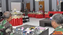 Citizen6, Surabaya: Komandan Korps Marinir Mayjen TNI (Mar) A. Faridz Washington melaksanakan syukuran kenaikan pangkat di ruang VIP Lapangan Tembak FX. Soepramono Karangpilang Surabaya, Sabtu (6/10). (Pengirim: Diyat Akmal)