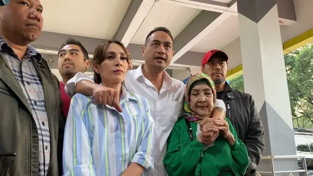 Ferry Irawan bersama keluarga setelah bebas dari penjara.
