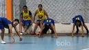 Tim Biru Merpati Bali melakukan push up saat berlatih di Futsal Hut, Asaba Arena, Jumat (20/1/2017).  (Bola.com/Nicklas Hanoatubun)