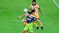 Gelandang Persib Bandung, Marc Klok (10) berduel di udara dengan gelandang FC Bekasi City, Agung Pribadi dalam laga uji coba di Stadion Gelora Bandung Lautan Api (GBLA), Sabtu (12/11/2022) petang WIB. (Dok. Persib)