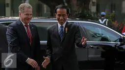 Presiden Joko Widodo menyambut kedatangan Presiden Finlandia Sauli Niinisto di Istana Merdeka, Jakarta, Selasa (3/11). Pertemuan tersebut akan membahas tata kelola lahan gambut untuk mengantisipasi bencana kebakaran hutan. (Liputan6.com/Faizal Fanani)