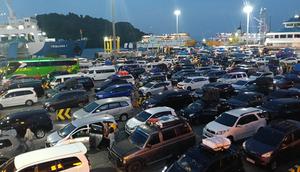 Pelabuhan Merak Padat Antrean Pemudik