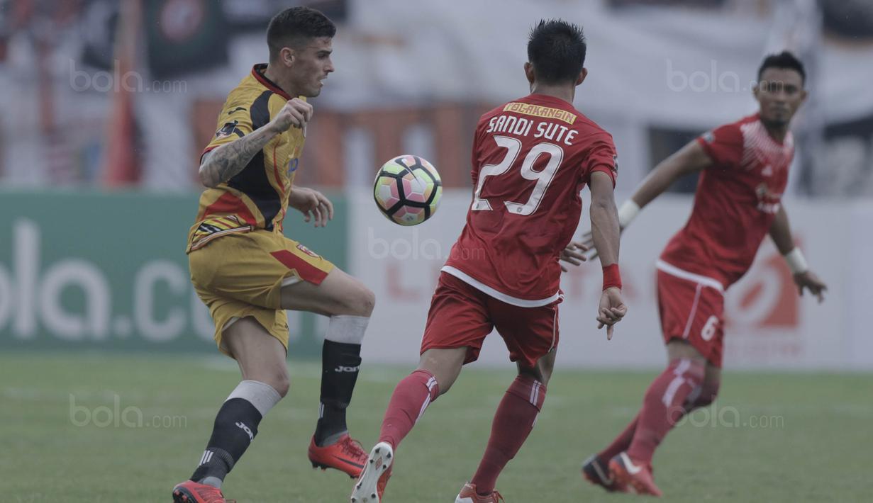 Striker Mitra Kukar, Fernando Rodriguez Ortega, saat pertandingan melawan Persija pada laga perempat final Piala Presiden di Stadion Manahan, Solo, Minggu, (4/2/2018). Persija menang 3-1 atas Mitra Kukar. (Bola.com/M Iqbal Ichsan)