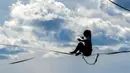 Seorang wanita berlatih berjalan meniti tali di atas Teluk Gortanova di Pula, Kroasia, pada 26 September 2020. (Xinhua/Pixsell/Srecko Niketic)