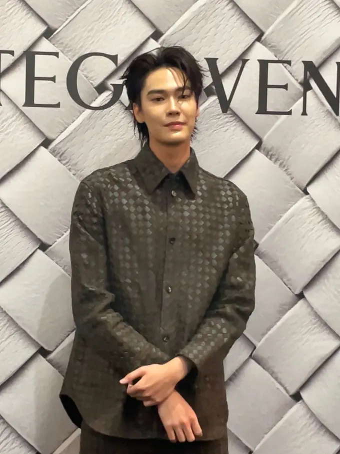 Dijuluki “Mas Pramuka”, Gaya Maskulin Dew Jirawat Dibalut Setelan Leather Coklat Rp330 Juta di Re-Opening Boutique Bottega Veneta Senayan Ci