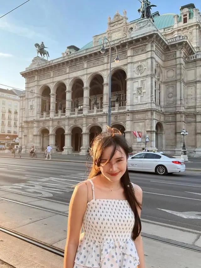 7 Gaya Seru Beby Tsabina Liburan di Vienna dengan Outfit Kekinian
