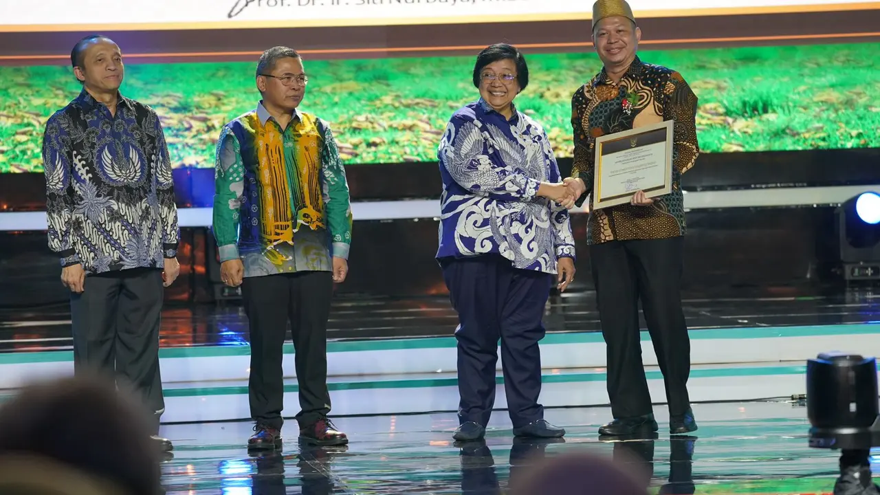 Pemkot Tangsel terima Penghargaan Kepala Daerah yang Berhasil Mendukung Gerakan Peduli dan Berbudaya Lingkungan Hidup di Sekolah atau Adiwiyata 2024. (Istimewa)