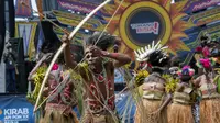 Sejumlah penari menarikan Tari Kaori saat tampil untuk menyambut datangnya Kirab Api PON XX Papua di Lapangan Kapsul Waktu, Merauke, Papua, Rabu 30 September 20201. (FOTO PB PON XX PAPUA/Ali Lutfi)