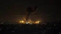 Sebuah ledakan serangan udara Israel terlihat di Kota Gaza (15/1/2020). Israel dilaporkan menargetkan beberapa situs militer Hamas di Jalur Gaza utara setelah mengklaim bahwa gerilyawan Palestina telah menembakkan empat roket ke Israel selatan. (AP Photo/Adel Hana)