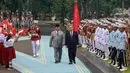 Presiden Republik Indonesia Prabowo Subianto (kiri tengah) dan Perdana Menteri China Li Qiang memeriksa pasukan kehormatan saat upacara penyambutan di Istana Kepresidenan, Jakarta pada 25 Mei 2025. (YASUYOSHI CHIBA/AFP)
