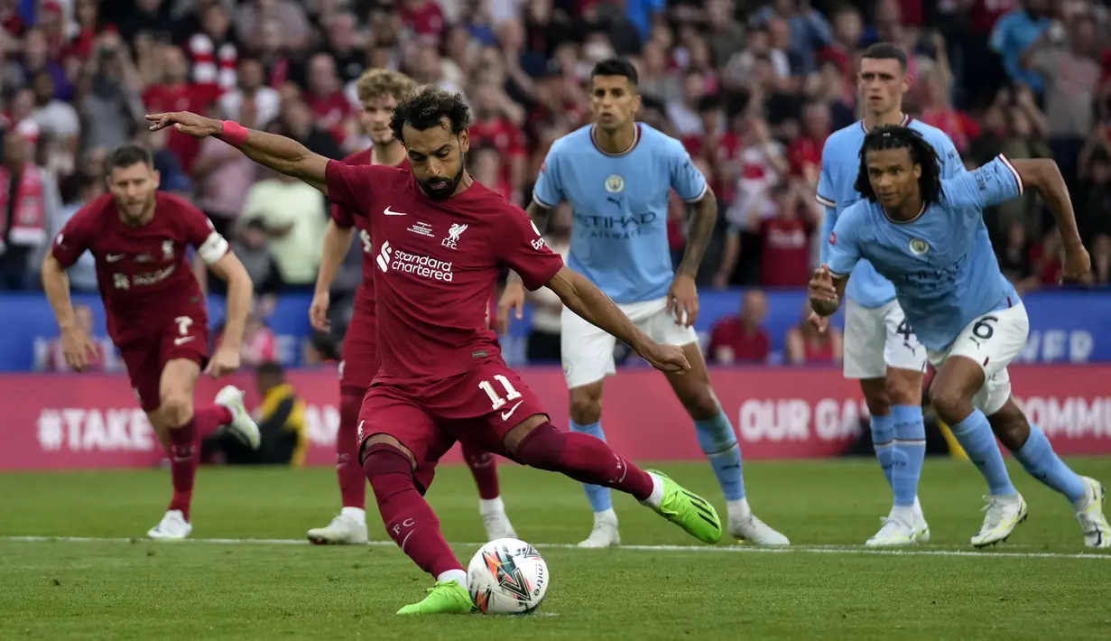 Pemain Liverpool Mohamed Salah mencetak gol ke gawang Manchester City pada pertandingan sepak bola FA Community Shield di King Power Stadium, Leicester, Inggris, 30 Juli 2022. Liverpool sukses meraih trofi Communiy Shield usai mengalahkan Manchester City dengan skor 3-1. (AP Photo/Frank Augstein)