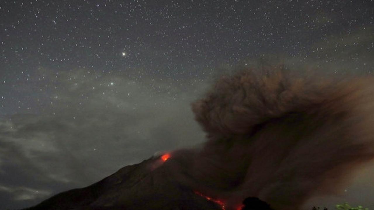 Muntahan lava pijar Gunung Sinabung ancam warga Karo