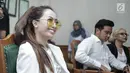 Istri Roby Geisha, Cinta Ratu Nansya tersenyum saat mengikuti sidang perceraian perdana di Pengadilan Agama Jakarta Selatan, Senin (12/3). Sidang beragendakan mediasi bagi kedua belah pihak. (Liputan6.com/Faizal Fanani)