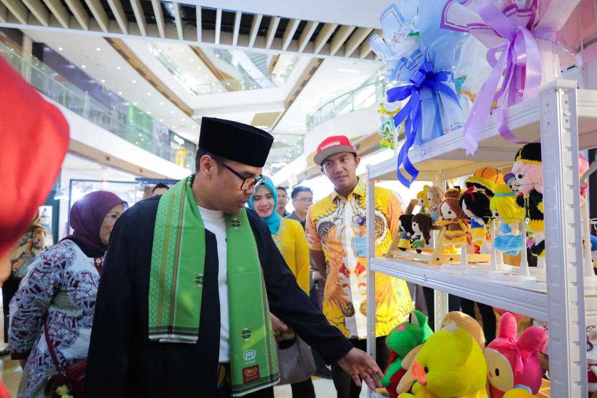 Wakil Wali Kota Tangerang Selatan Pilar Saga Ichsan saat mengunjungi Tangsel Art Festival 2025 di Bintaro Jaya Xchange Mall