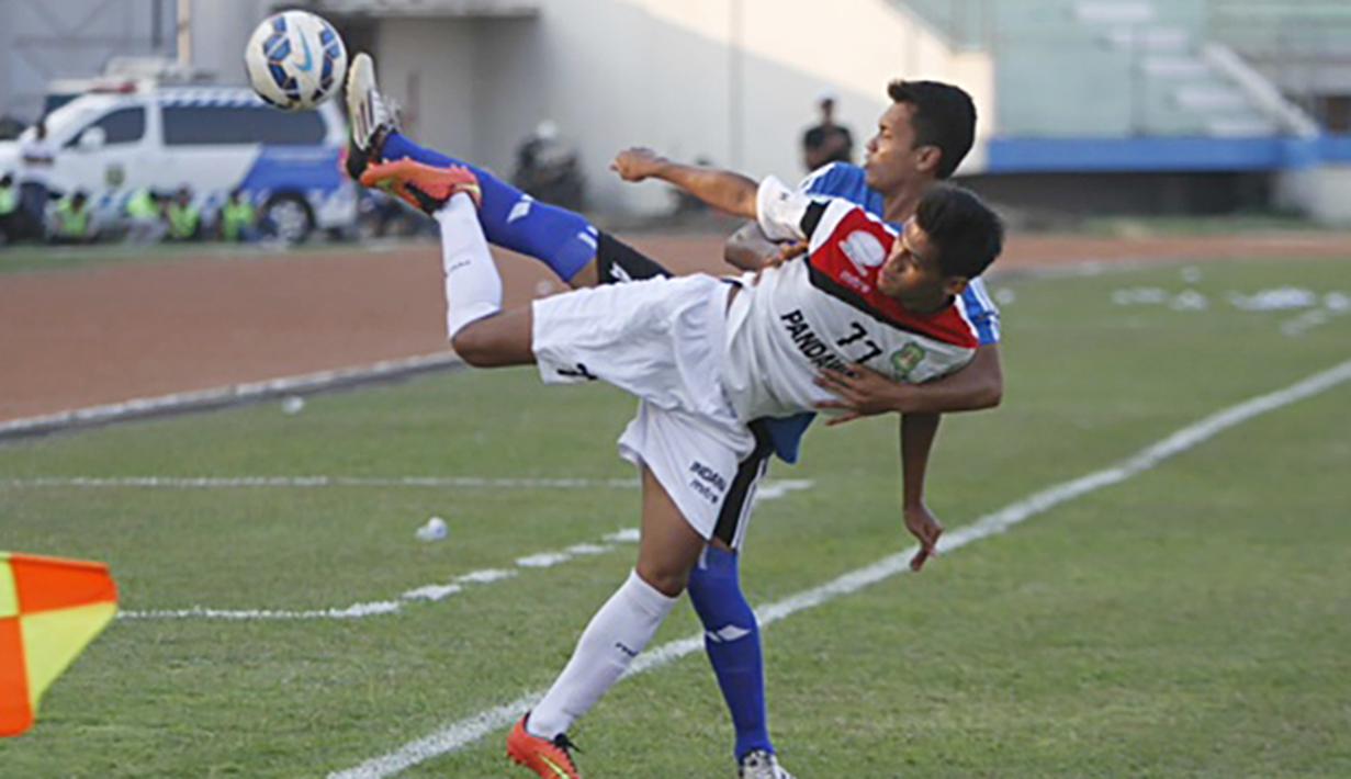 Penyerang Persekap Pasuruan, Angga Yuda (putih) berusaha merebut bola pada laga Piala Kemerdekaan melawan Madiun Putra di Stadion Wilis, Madiun, Sabtu (15/08/2015). Persekap berhasil mengalahkan Madiun Putra 2-0. (Bola.com/Robby Firly)