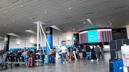 Setelah menempuh perjalanan dari Jakarta ke Dubai selama tujuh jam, saya melanjutkan langkah mantap saya menuju New York, Amerika Serikat, The Big Apple. Penerbangan menempuh waktu 14 jam dari Dubai, terasa singkat dan lambat pada saat bersamaan. (Bola.com/Hery Kurniawan)