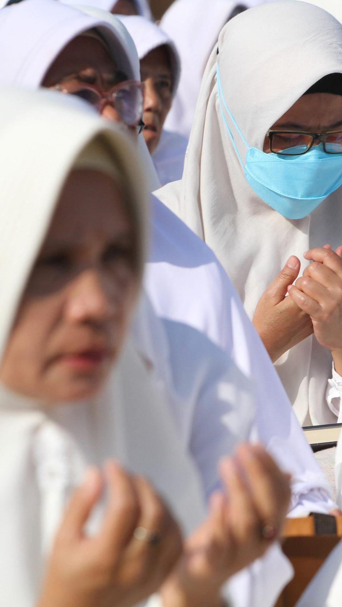 Momen pergantian tahun Hijriah ini juga memberikan harapan baru bagi banyak orang untuk memanfaatkan kesempatan ini dengan banyak berdoa kepada Allah SWT, seperti yang dijalani Nabi Muhammad SAW di awal tahun baru.