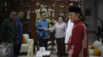 KetuM PDI-P Megawati Soekarnoputri  menerima kedatangan Ketum PAN, Zulkifli Hasan di kediaman Megawati, Jakarta, Selasa (22/11). Pertemuan tertutup tersebut membahas situasi politik terkini dan pilkada serentak 2017. (Liputan6.com/Faizal Fanani)