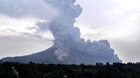 Gunung Sinabung yang mengeluarkan abu tebal terlihat dari kota Karo, Sumatera Utara (6/4). Letusan melontarkan abu vulkanik dan material piroklastik dengan tekanan kuat berwarna abu-abu gelap hingga setinggi 5.000 meter. (AFP Photo/Anto Sembiring)