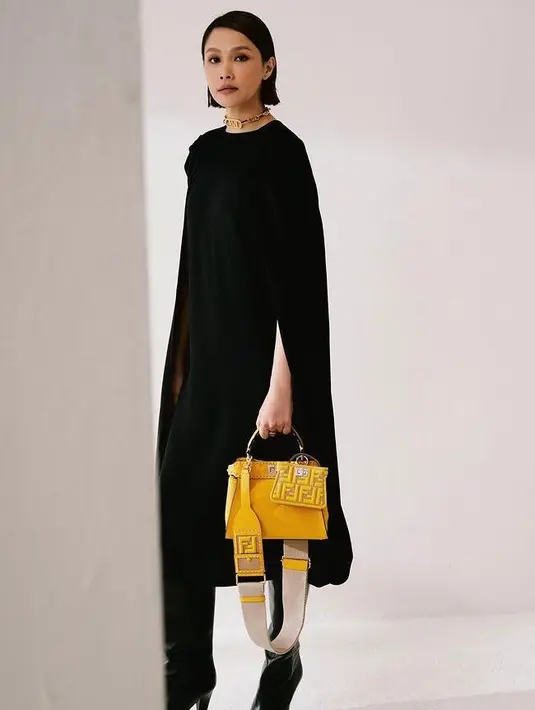 Keduanya terbuat dari bahan kanvas yang dihiasi dengan bordir logo FF berwana, sebagai penghargaan untuk warisan dan kemampuan buatan tangan Maison. (Foto: Fendi)