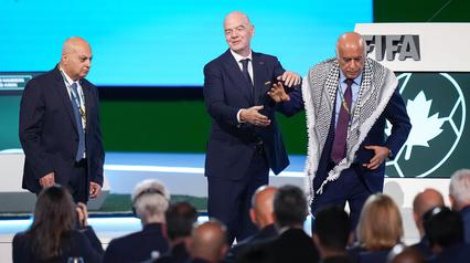Presiden FIFA, Gianni Infantino, menjadi sorotan setelah tindakannya yang berusaha menciptakan momen damai antara perwakilan asosiasi sepak bola Palestina dan Israel di panggung saat penutupan Kongres FIFA terbaru di Vancouver, Kanada, Kamis (30/4/2026) waktu setempat. (AP Photo/The Canadian Press/Darryl Dyck)