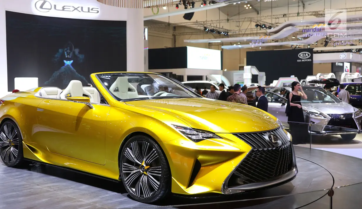 Tampilan mobil mewah keluaran Lexus yang dipamerkan dalam ajang Gaikindo Indonesia International Auto Show (GIIAS) 2017, di ICE, BSD, Tangerang Selatan, Kamis (10/8). (Liputan6.com/Angga Yuniar)