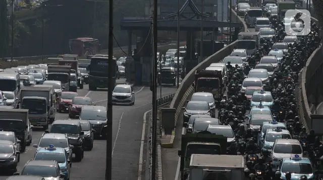 Pemerintah DKI Jakarta menyatakan kendaraan berusia lebih dari tiga tahun wajib lulus uji emisi. (merdeka.com/Imam Buhori)