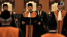 Ketua Mahkamah Agung M Hatta Ali (tengah) melantik Abdul Manaf dan Pri Pambudi sebagai Hakim Agung di Gedung Mahkamah Agung, Jakarta, Rabu (15/8). Abdul Manaf sebelumnya menjabat Wakil Ketua Pengadilan Tinggi Agama Surabaya. (Merdeka.com/Iqbal Nugroho)