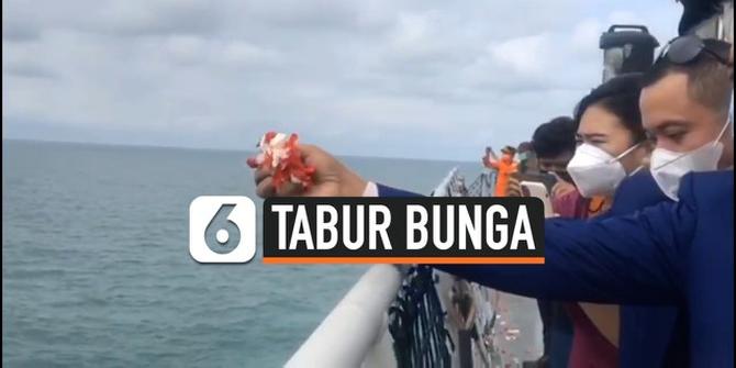 VIDEO: Keluarga Korban Sriwijaya Air SJ 182 Tabur Bunga di Kepulauan Seribu