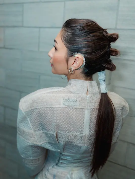 Mikha menata rambutnya dengan kuncir rapi dan cepol mini. Serta earcuff yang menambah edgy tampilannya.