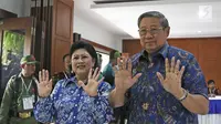 Presiden ke-6 RI Susilo Bambang Yudhoyono bersama Ani Yudhoyono menunjukkan tinta pada jarinya usai mencoblos pada Pilkada Serentak 2018 di Tempat Pemungutan Suara (TPS) 06 Kelurahan Nagrak, Gunung Putri, Bogor, Rabu (27/6). (Liputan6.com/Herman Zakharia)