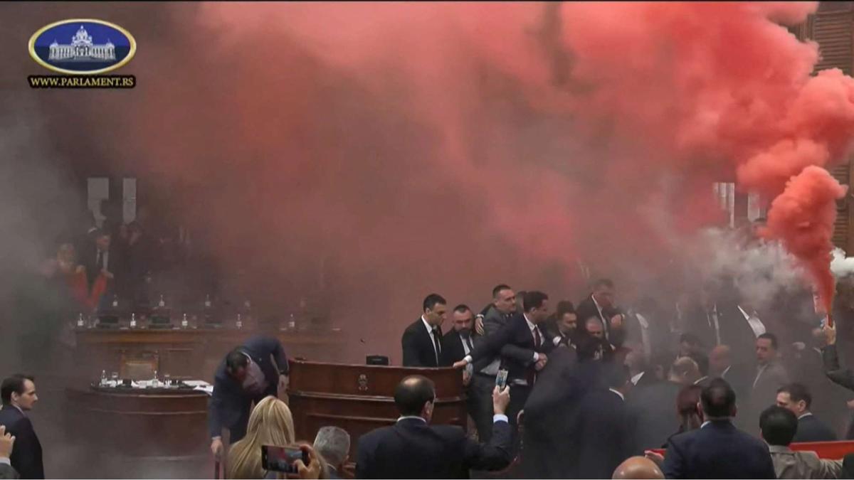 Kericuhan di sidang parlemen Serbia