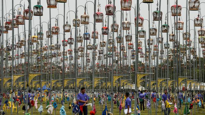 Sejumlah juri mengecek burung selama kontes burung berkicau di Provinsi Narathiwat di Thailand selatan (22/9/2019). Lebih dari 1.800 burung dari Thailand, Malaysia, dan Singapura mengambil bagian dalam kontes tahunan. (AFP Photo/Madaree Tohlala)