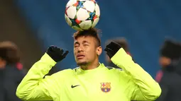Neymar menyundul bola saat latihan di Etihad Stadium, Inggris, Selasa (24/2/2015). Manchester City akan menjamu Barcelona di leg pertama Liga Champion di Etihad Stadium pada Rabu (25/2/2015).(Reuters/Carl Recine)