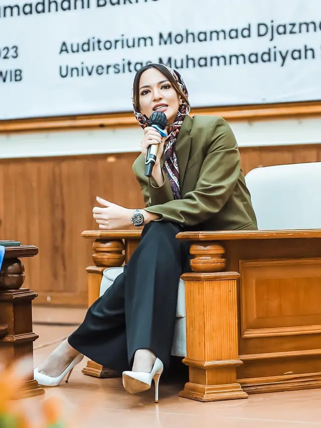 Tampil Berkerudung, Ini 7 Momen Nia Ramadhani Jadi Pembicara Bahas Mental Health