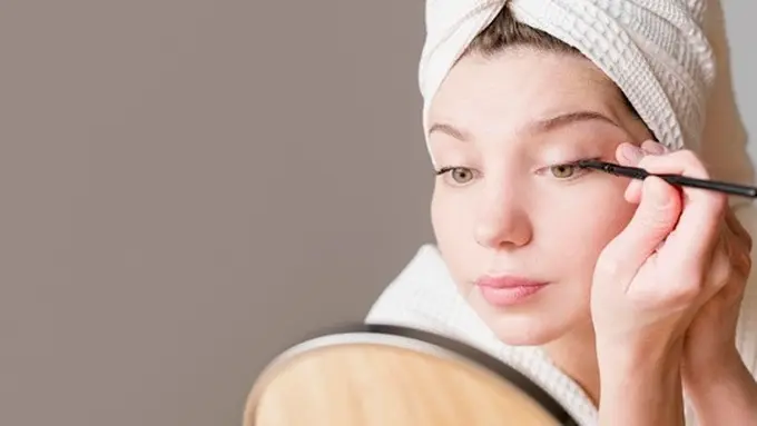 Cara Mudah Memakai Eyeliner Dengan Sendok