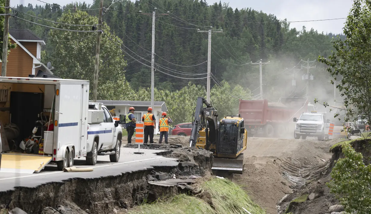 Dan hampir 200 orang terpaksa meninggalkan rumah mereka di kota Rivière-Éternité, Que., Sekitar 260 kilometer timur laut Kota Quebec, setelah tanah longsor. (Jacques Boissinot/The Canadian Press via AP)