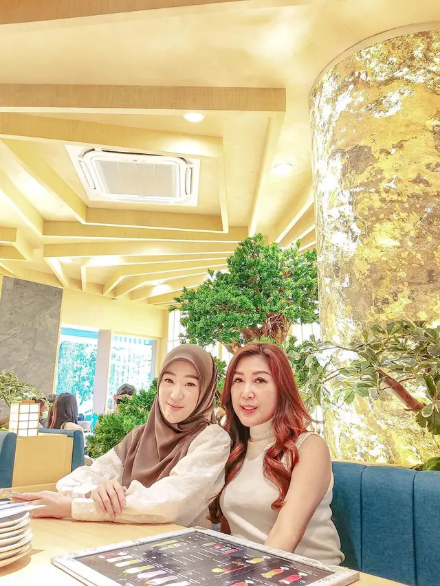 Tak Terima Anaknya Disebut Selingkuh, Ini 6 Potret Kompak Larissa Chou dan Ibunda