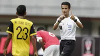 Wasit Thoriq Alkatiri saat memimpin pertandingan Bhayangkara FC melawan Semen Padang pada laga Piala Presiden 2019 di Stadion Patriot, Jawa Barat, Minggu (3/3). Thoriq adalah salah satu wasit Indonesia yang berlisensi FIFA. (Bola.com/M Iqbal Ichsan)