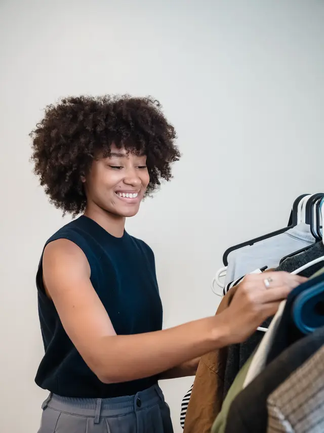 1. Lihat isi lemari pakaian