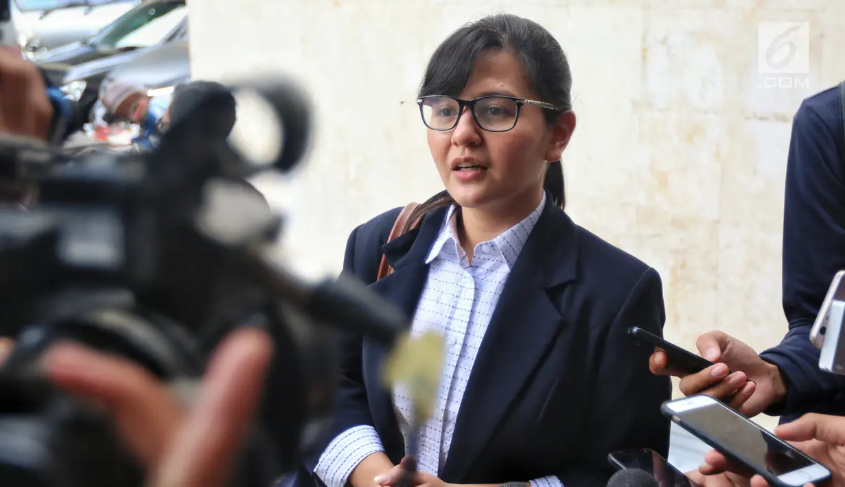 Sekjen PSSI Ratu Tisha usai menemani Plt Ketum PSSI, Joko Driyono memenuhi panggilan Satgas Anti-Mafia Bola di Polda Metro Jaya, Kamis (24/1). Ratu Tisha menyatakan kehadiran Joko adalah komitmen PSSI memberantas mafia sepakbola (Liputan6.com/Johan Tallo)