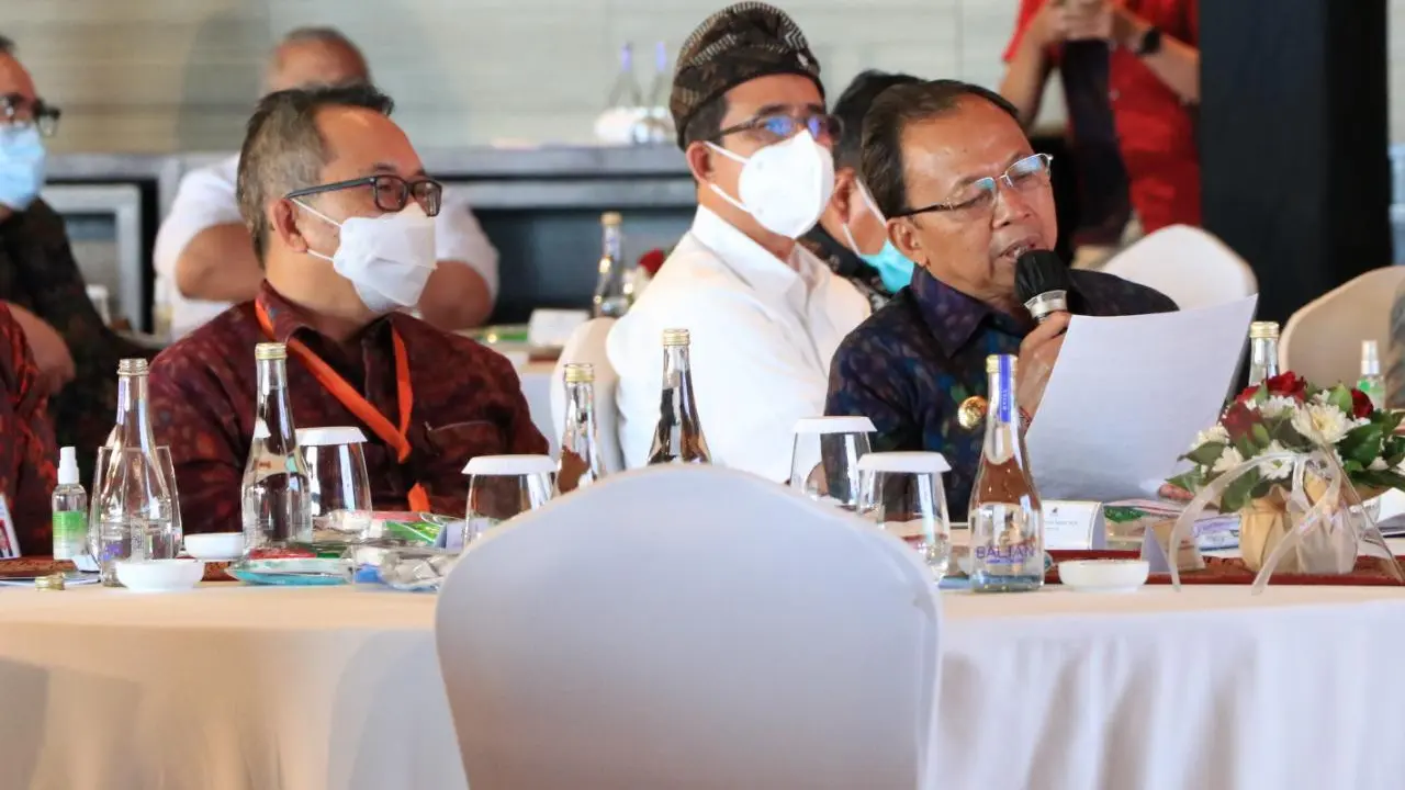 Gubernur Bali, Wayan Koster (baju biru kacamata)