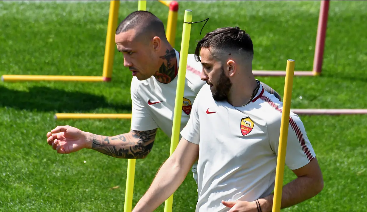 Pemain AS Roma, Radja Nainggolan (kanan) dan Kostas Manolas saat berlatih di Trigoria, Roma, Italia, Senin (23/4). Leg pertama semifinal Liga Champions antara Liverpool dan AS Roma akan berlangsung di Anfield. (Alberto PIZZOLI/AFP)