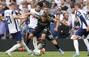 Laga bertajuk North London Derby ini berjalan keras dan diwarnai hujan kartu kuning. (AP Photo/Kin Cheung)