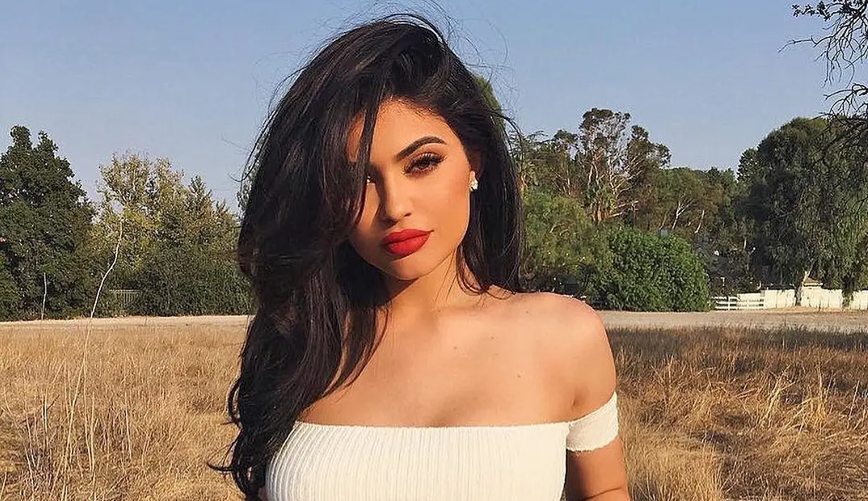 Kylie Jenner terlihat bisa mempromosikan produknya di setiap waktu. Bahkan ketika berlibur. (instagram/kyliejenner)