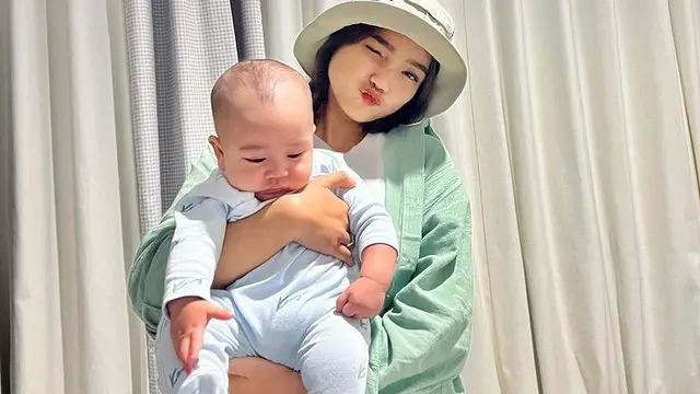 Fuji gendong Rayyanza. (Foto: Instagram/fuji_an)